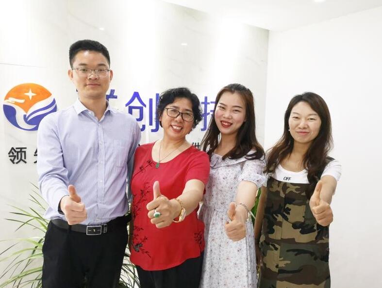 和合作多年的網(wǎng)絡(luò)公司合影